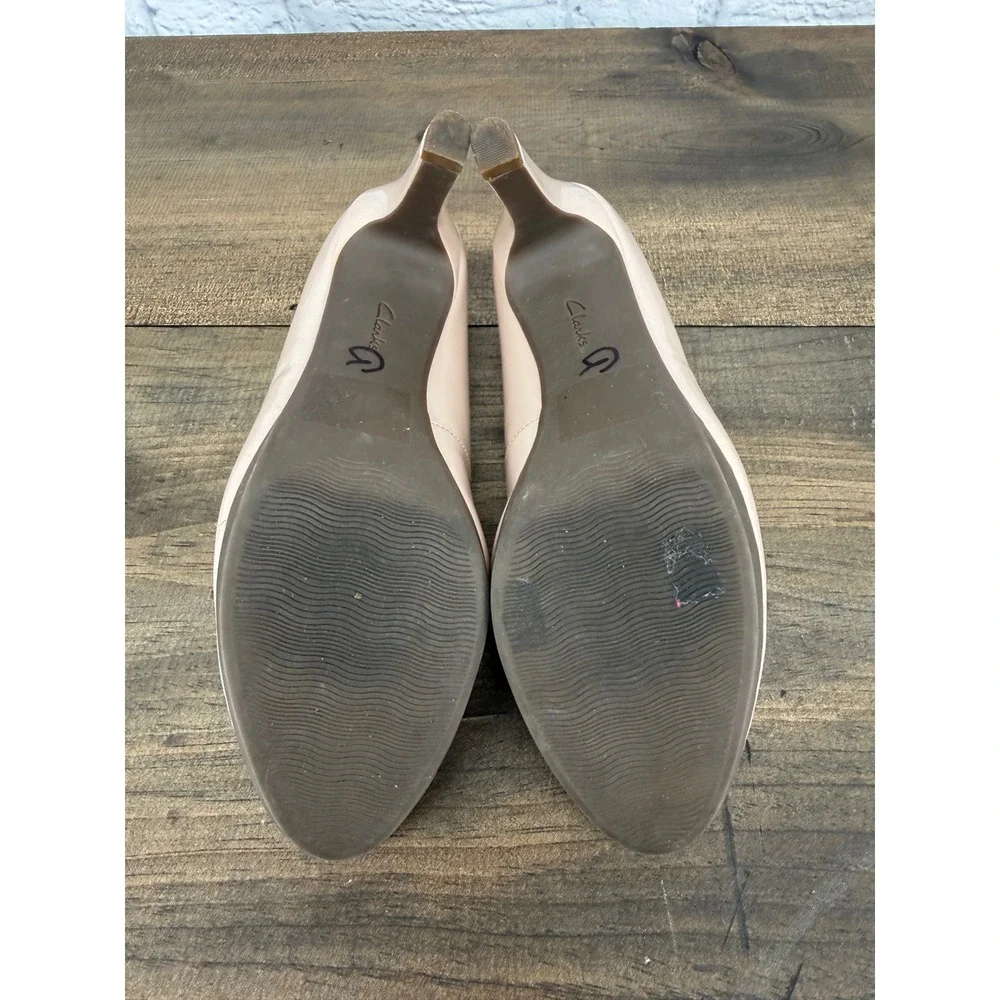 Clarks‎ Nude Patent Leather Pumps Heels Size 8 M Cushion Soft Minimalist Office